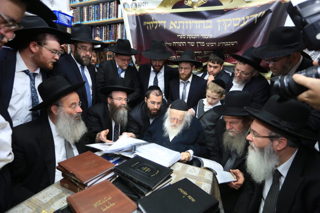 במעונו של רשכבה"ג מרן שר התורה הגר"ח קניבסקי שליט"א הוענקו מלגות ופרסים לבני הישיבות