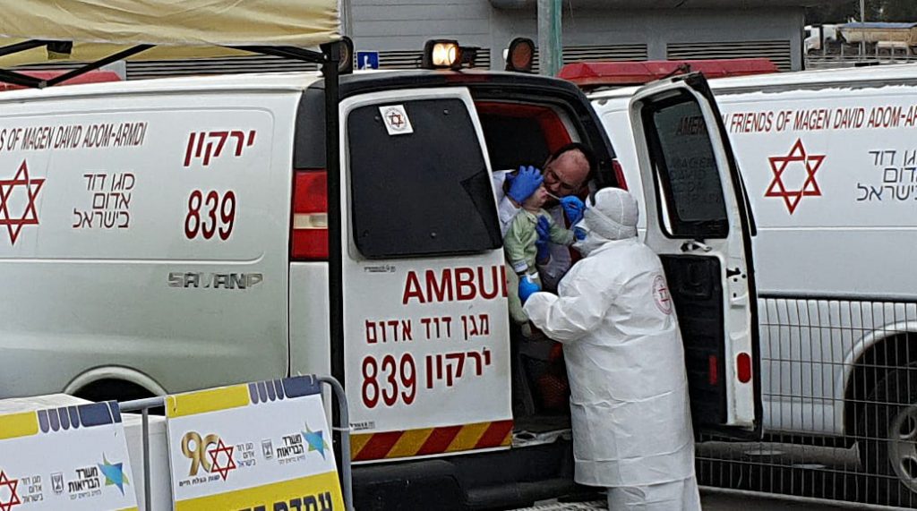 אמבולנסים מיוחדים של מד"א הסיעו משפחות מבני ברק למתחם "היבדק וסע".