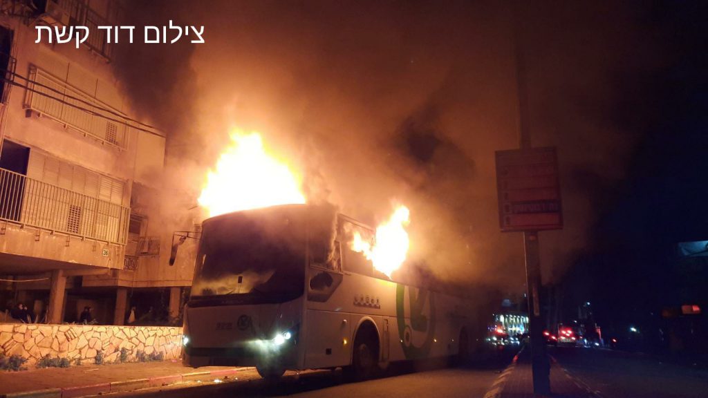 חדשות בני ברק: המהומות נמשכות, שוטר ירה באוויר, אוטובוס הוצת.