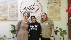 התלמידות מאולפנית בני ברק וניצול השואה – המשימה הלימודית שלא ישכחו