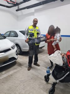 ראש העין: פעוט כבן שנתיים ננעל ברכב וחולץ בשלום ע"י מתנדב ידידים