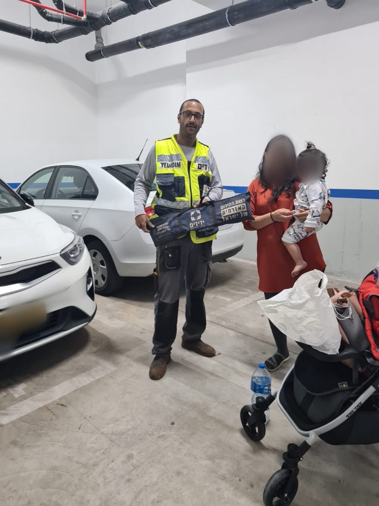 ראש העין: פעוט כבן שנתיים ננעל ברכב וחולץ בשלום ע"י מתנדב ידידים